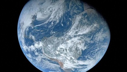 地球悬浮在太空中，没有任何支撑，为什么不会“掉”下去？