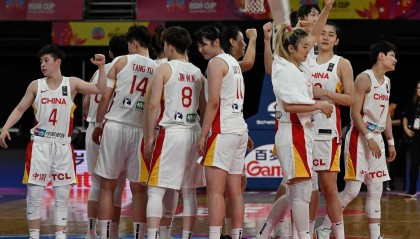 中国女篮三分21投仅4中，篮板球多抢22个成致胜关键